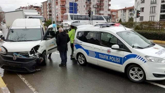 Kocaelide otomobil ile hafif ticari araç çarpıştı: 4 yaralı