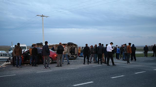 Diyarbakırda işçi servisi ile otomobil çarpıştı: 10 yaralı