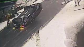 Takla atan araçtan çıkarılan aile yara almadan kurtuldu