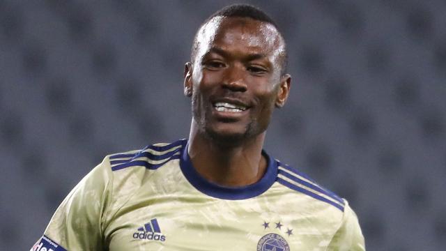 Fenerbahçeli Mame Thiam Diyarbakırda okul yeniletti
