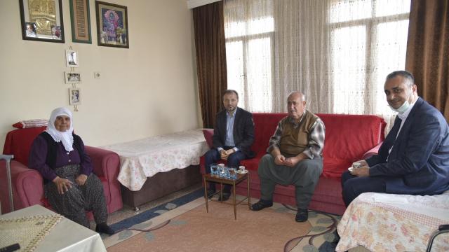 Tarsus Müftüsü Can, engelli ve yaşlı vatandaşları evlerinde ziyaret etti