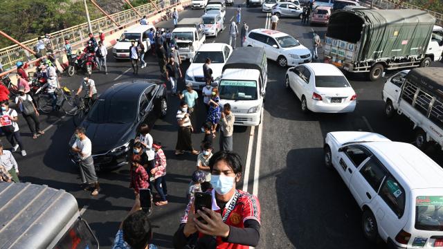 Darbe karşıtı Myanmarlılar yolları kapattı: Bozuk araba hareketi