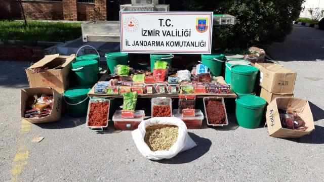 İzmirde düzenlenen operasyonda 550 kilo nargile tütünü ele geçirildi