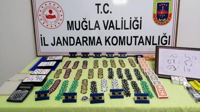 Muğlada kumar oynayan ve Covid-19 tedbirlerini ihlal eden 18 kişiye ceza