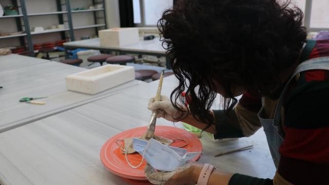 Koronavirüse dikkat çekmek için porselenden maske
