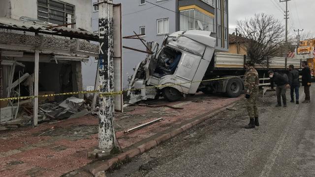Direksiyon hakimiyeti kaybedilen tır manav önünde bekleyenlere çarptı