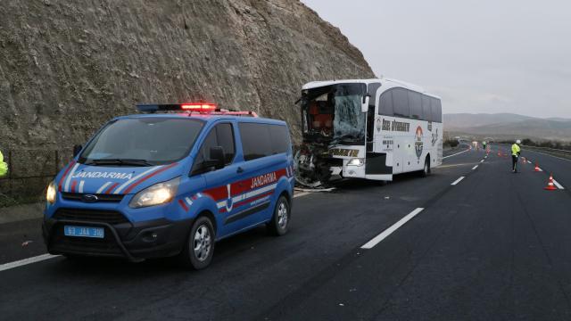 Şanlıurfada yolcu otobüsü tıra arkadan çarptı: 3 ölü, 30 yaralı