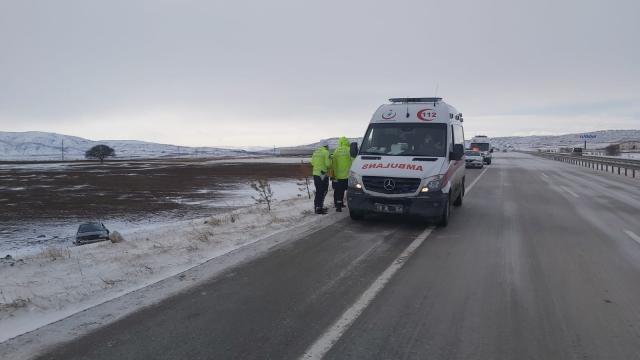 Sivasta şarampole devrilen otomobildeki 4 kişi yaralandı
