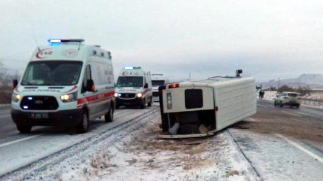 Kayseride işçileri taşıyan servis devrildi: 10 yaralı
