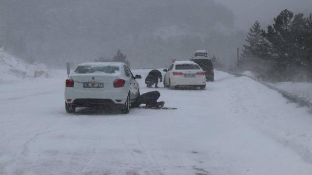 Kar lastiği takmadan trafiğe çıkanlar yolda mahsur kaldı