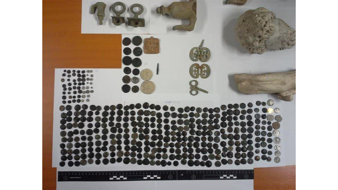 Bakan Çavuşoğlu, eserleri Macaristan Dışişleri Bakanı Peter Szijjarto`dan teslim alacak.