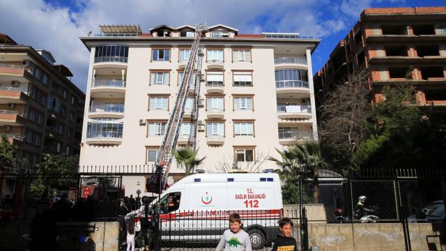 Antalyadaki çatı yangını hasara neden oldu