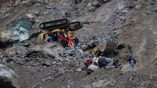 Artvin'de iş makinesi devrildi: 1 ölü, 1 yaralı