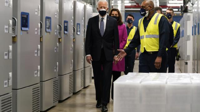 ABD Başkanı Biden Pfizerın aşı fabrikasını ziyaret etti