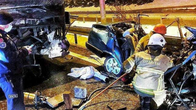 Ters yöne giren araç otobüsle çarpıştı: 2 ölü, 10 yaralı