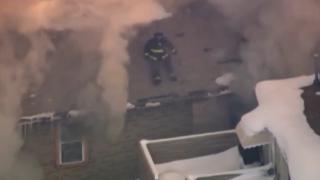 Yangına müdahale eden itfaiyeci alevlerin arasında kaldı