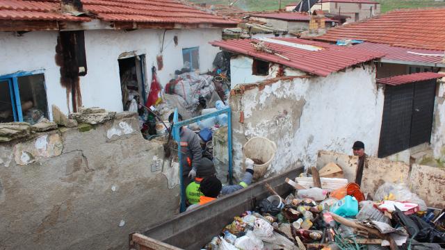 Manisada çöp evlerden 20 traktör çöp çıkarıldı
