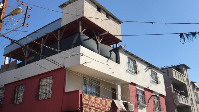 Adanada eşi tarafından darbedildiği öne sürülen kadın üçüncü kattan atlayarak yaralandı