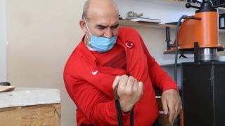 Milli güreşçi "Demir Bilek" hem mesleğini hem antrenmanını yapıyor