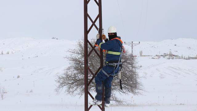 ÇEDAŞın enerji timleri dondurucu soğuklarda kesintisiz enerji için çalışıyor