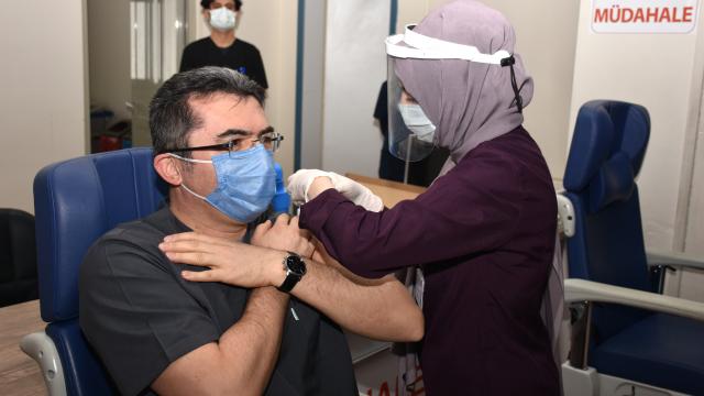 Erzurum Valisi Okay Memiş, Covid-19 aşısı yaptırıp vatandaşları aşı olmaya davet etti