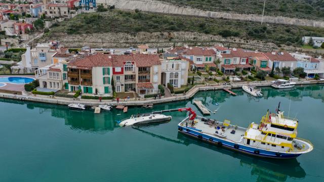 Çeşmede hortumun batırdığı lüks yat 8 saatlik çalışmayla sudan çıkarıldı