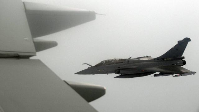 Fransız savaş jeti bir köyü karanlığa gömdü