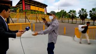 Canlı yayında muhabir ve kameramanı gasbettiler