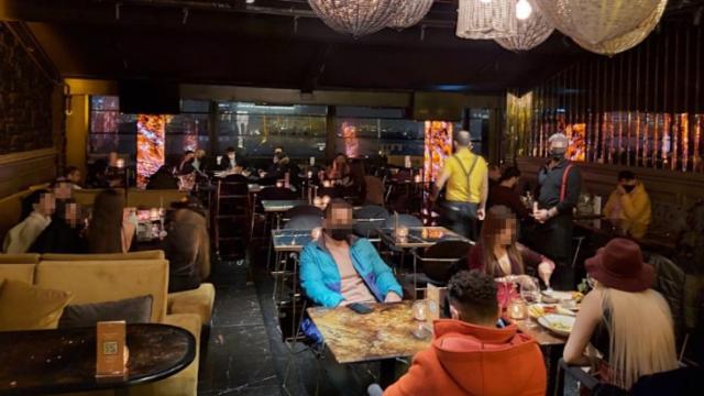Restoranda yemek yiyenlere baskın: 20 kişiye para cezası
