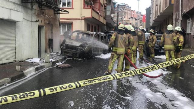 Kağıthanede otomobil doğal gaz kutusuna çarptı