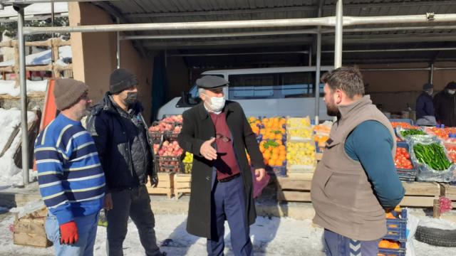 Kavakta pazar tezgahlarına kar ve soğuk engeli
