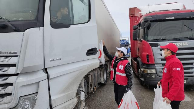 Yolda mahsur kalan sürücülere kumanya dağıtıldı