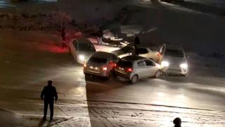 Buz pistine dönen yollarda kazalar arka arkaya geldi