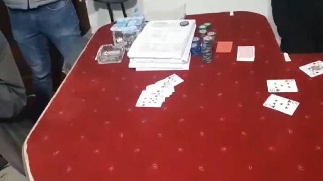 Pizzacı kılığına giren polis kumar baskını düzenledi