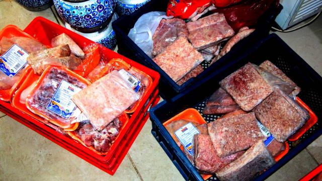 Adanada yapılan market baskınında 250 kilogram bozulmuş et ele geçirildi
