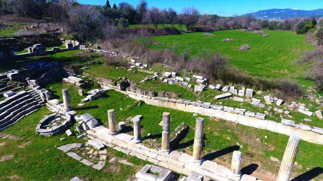 Lagina Hekate Kutsal Alanında 2 bin 50 yıllık sütunlar yeniden yükseliyor