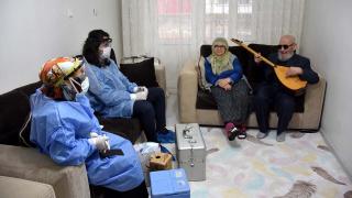 Görme engelli vatandaştan aşı yapan ekibe müzik ziyafeti