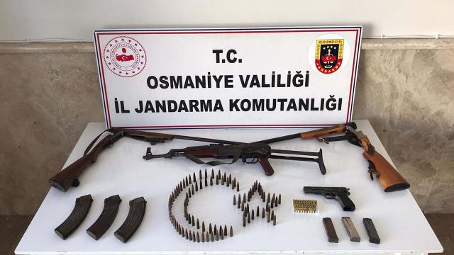 Evlerinde silahlar ele geçirilen baba ve oğlu gözaltına alındı