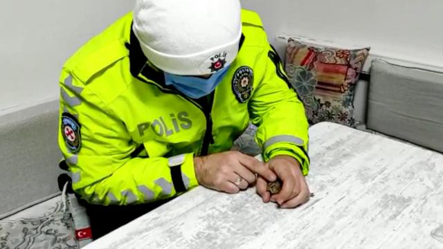Malatyada donmak üzere olan serçeye polisten şefkat eli