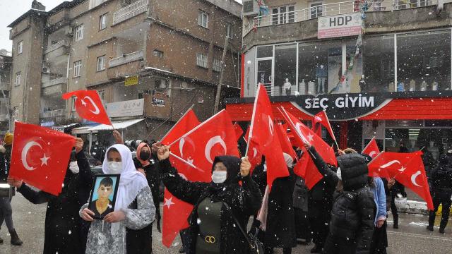 Terör mağduru ailelerin HDP önündeki eylemi sürüyor