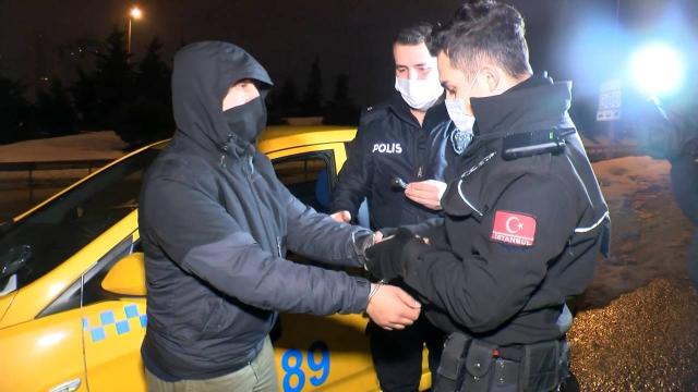 Taksideki koku dikkatini çekti, şoförler gözaltına alındı