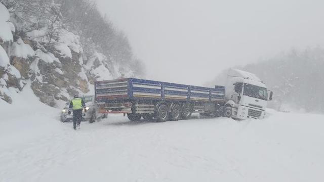 Kayan tır, Kastamonu-Cide yolunu kapattı