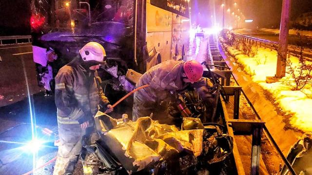 Bursada yolcu otobüsü ile otomobilin çarpışması sonucu iki kişi yaşamını yitirdi, 10 kişi yaralandı