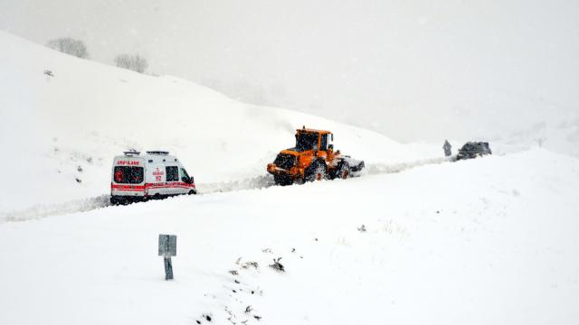Muşta ekipler diyaliz hastası kadını 2 saatlik çalışmayla hastaneye ulaştırdı