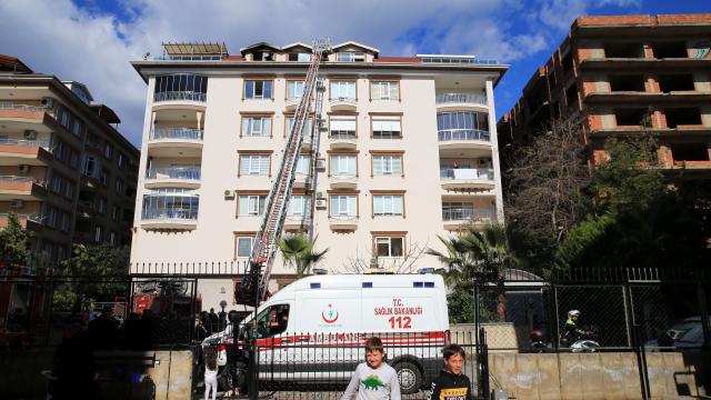 Antalyada bir binanın çatı katında çıkan yangın hasara yol açtı