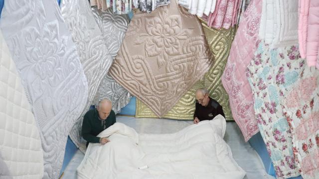 Birlikte 42 yıldır yorgan diken abi-kardeş, çalışma uyumuyla örnek oluyor