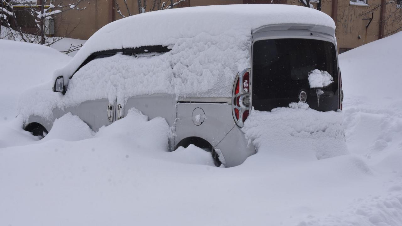 Araçlar kara gömülürken, 125 köy yolu da ulaşıma kapandı. 