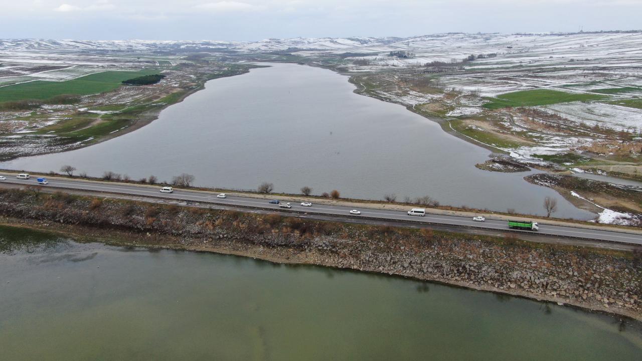  Bir ara kuraklık nedeniyle barajdaki doluluk oranı yüzde 5`lere kadar gerilerken, kuruyan alanlar yeniden suyla dolmaya başladı. 
