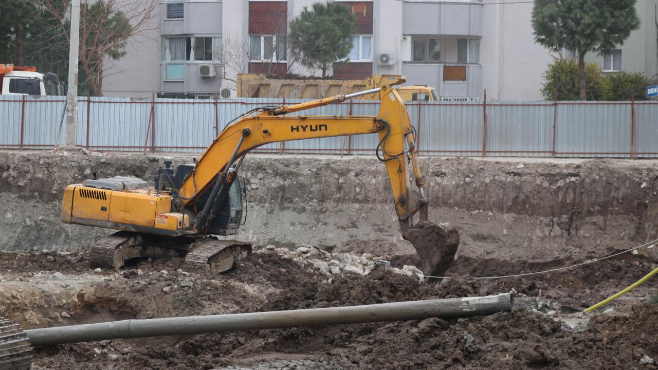 Ağır hasarlı binalar arasında işlemleri tamamlanan 380 bina için yıkım kararı alındı.