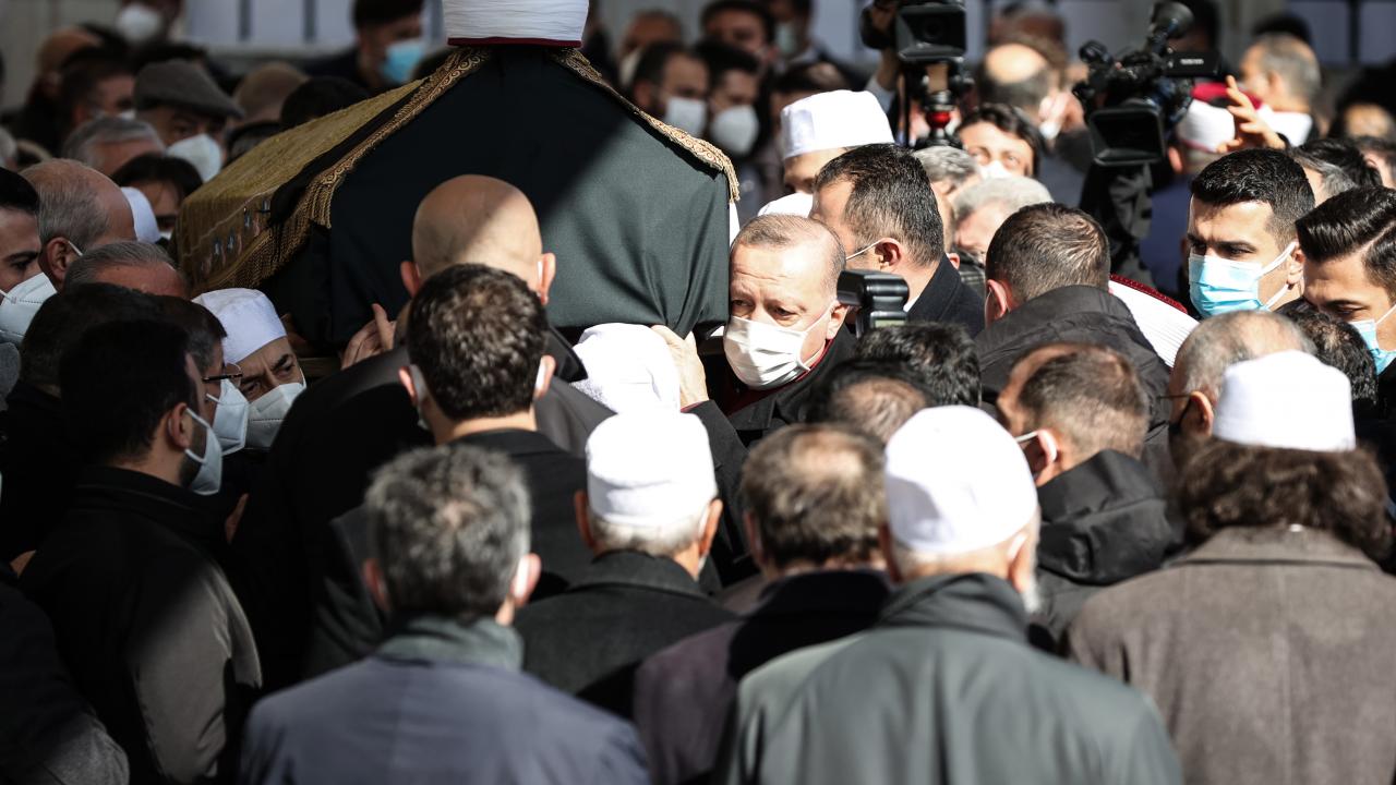 M. Emin Saraç`ın tabutuna Cumhurbaşkanı Erdoğan da omuz verdi.